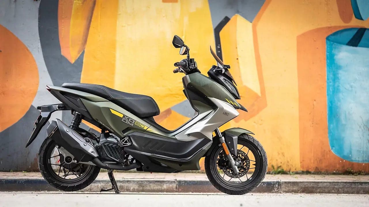 Hero MotoCorp Xoom 160 right side view