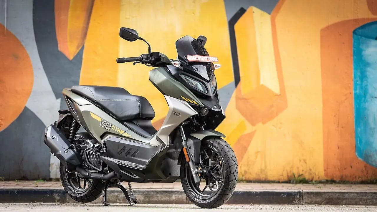 Hero MotoCorp Xoom 160 right front three-quarter view