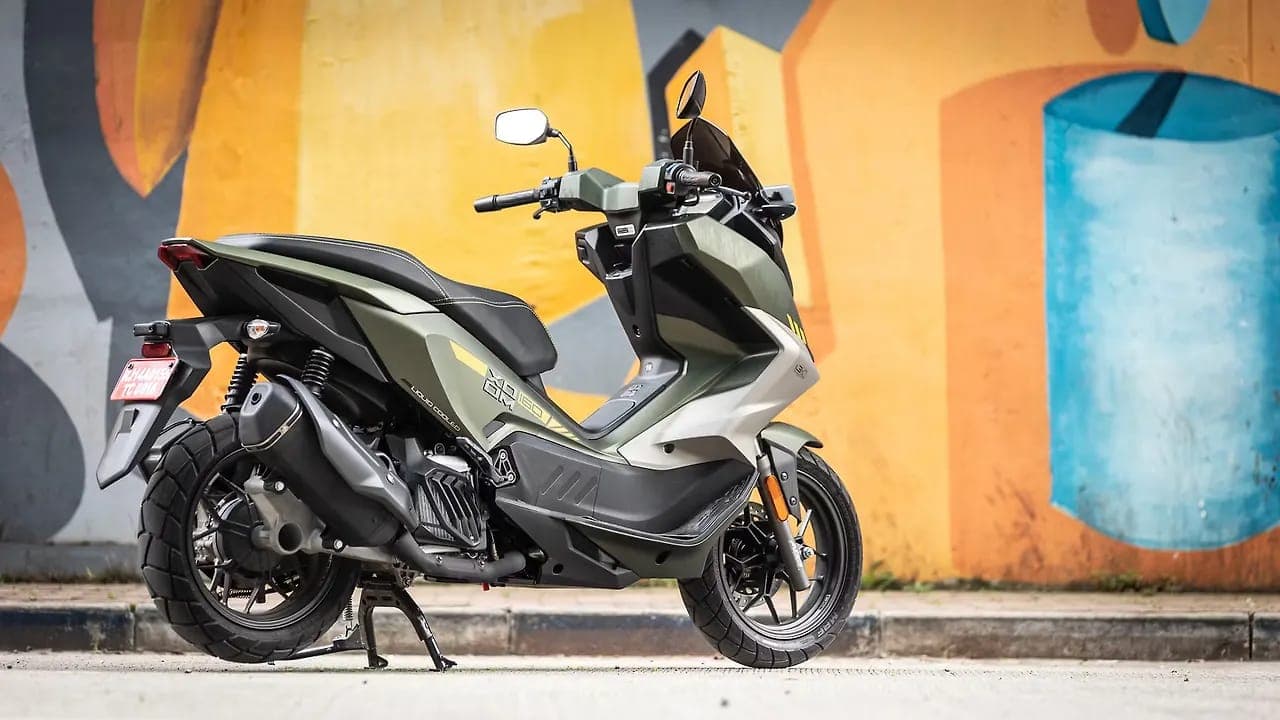Hero MotoCorp Xoom 160 right rear three-quarter view
