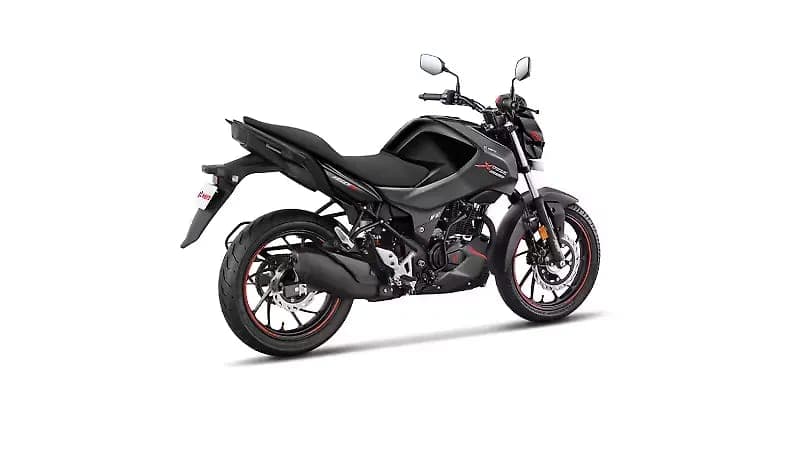 Hero MotoCorp Xtreme 160R right rear three-quarter view