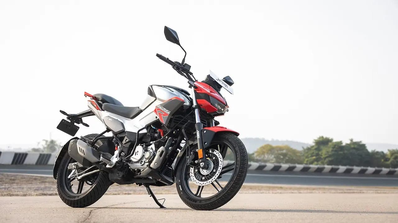 Hero MotoCorp Xtreme 125R right front three-quarter view