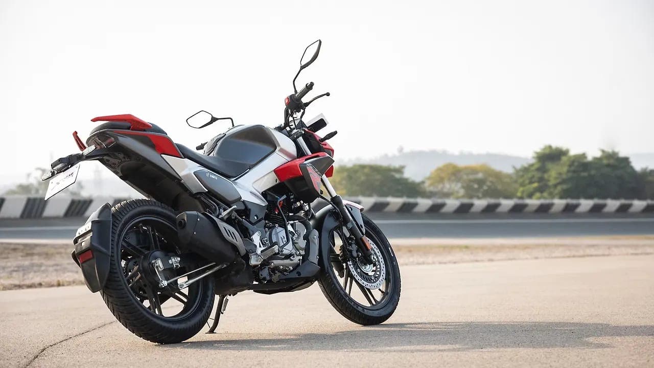 Hero MotoCorp Xtreme 125R right rear three-quarter view
