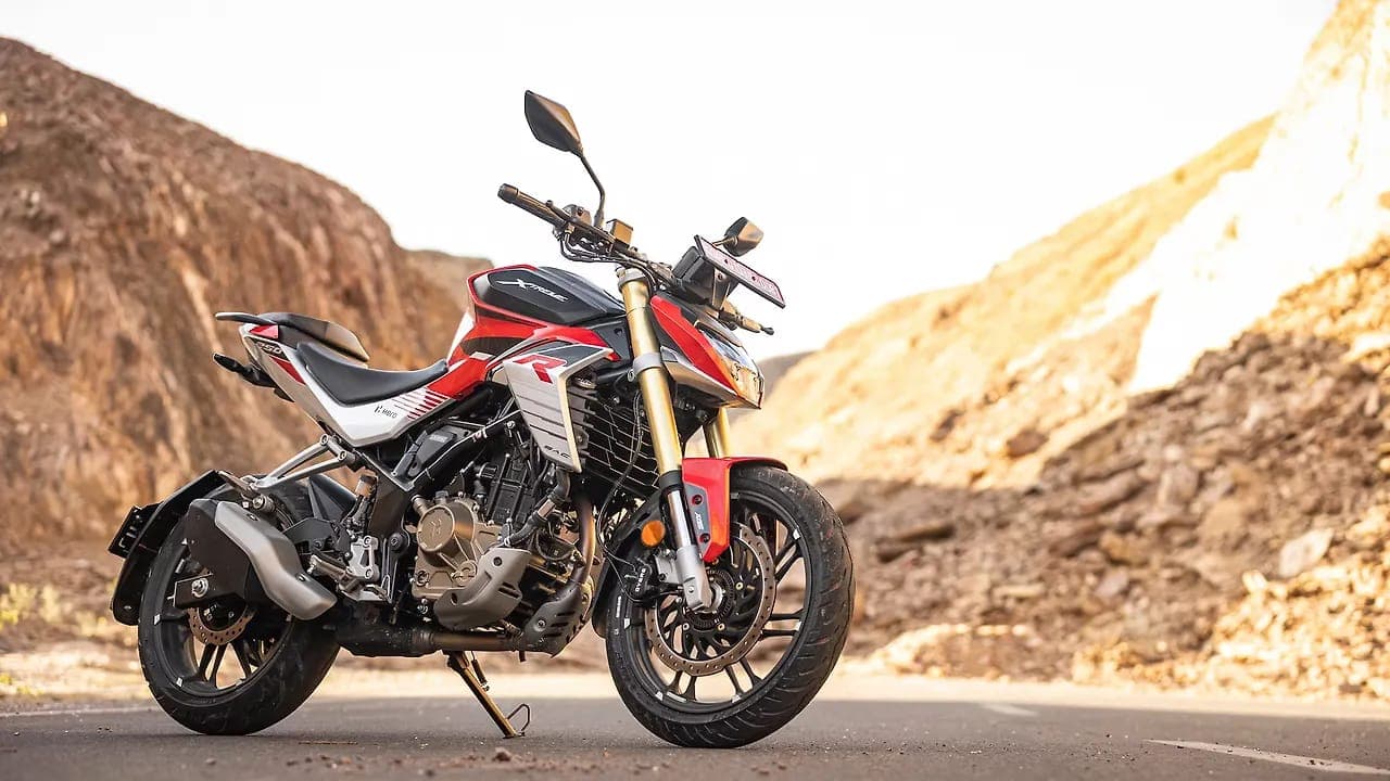 Hero MotoCorp Xtreme 250R right front three-quarter view
