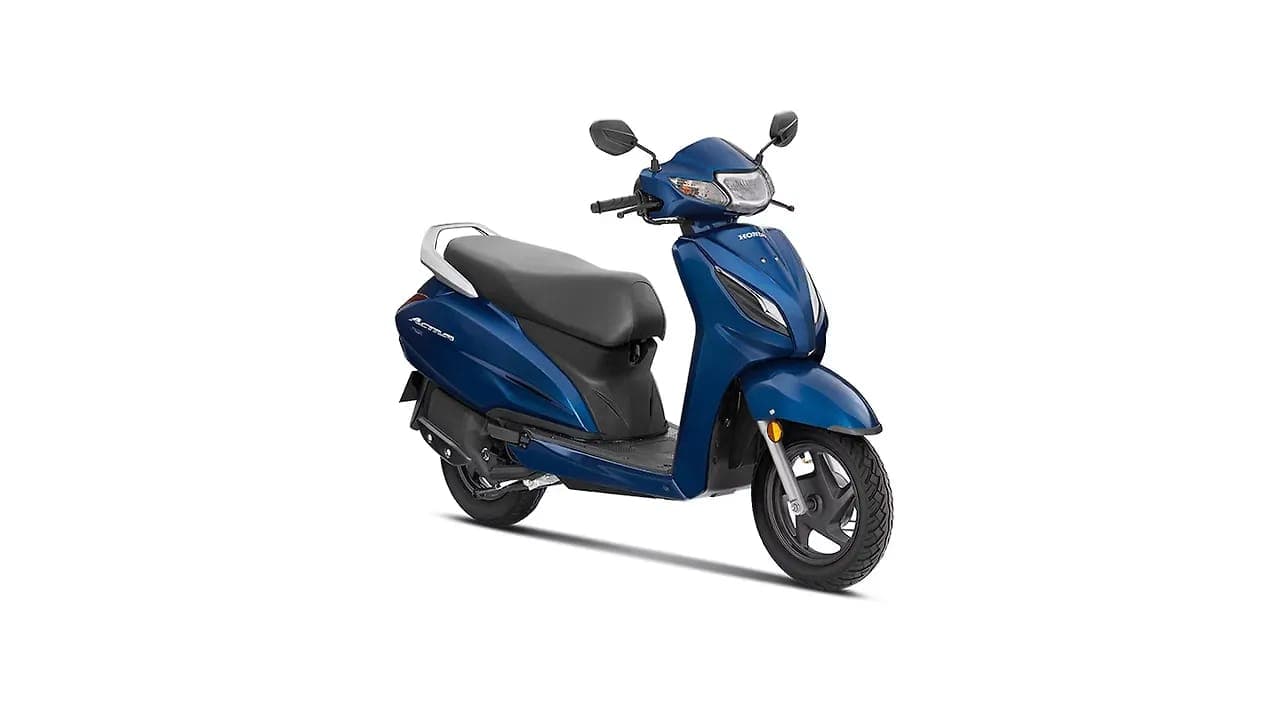 Honda Activa 6G right front three-quarter view