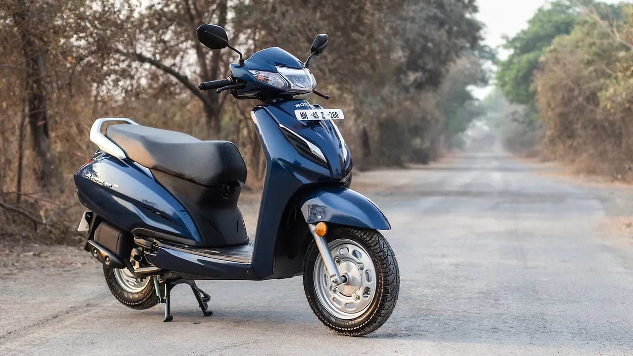 Honda Activa 6G right front three-quarter view