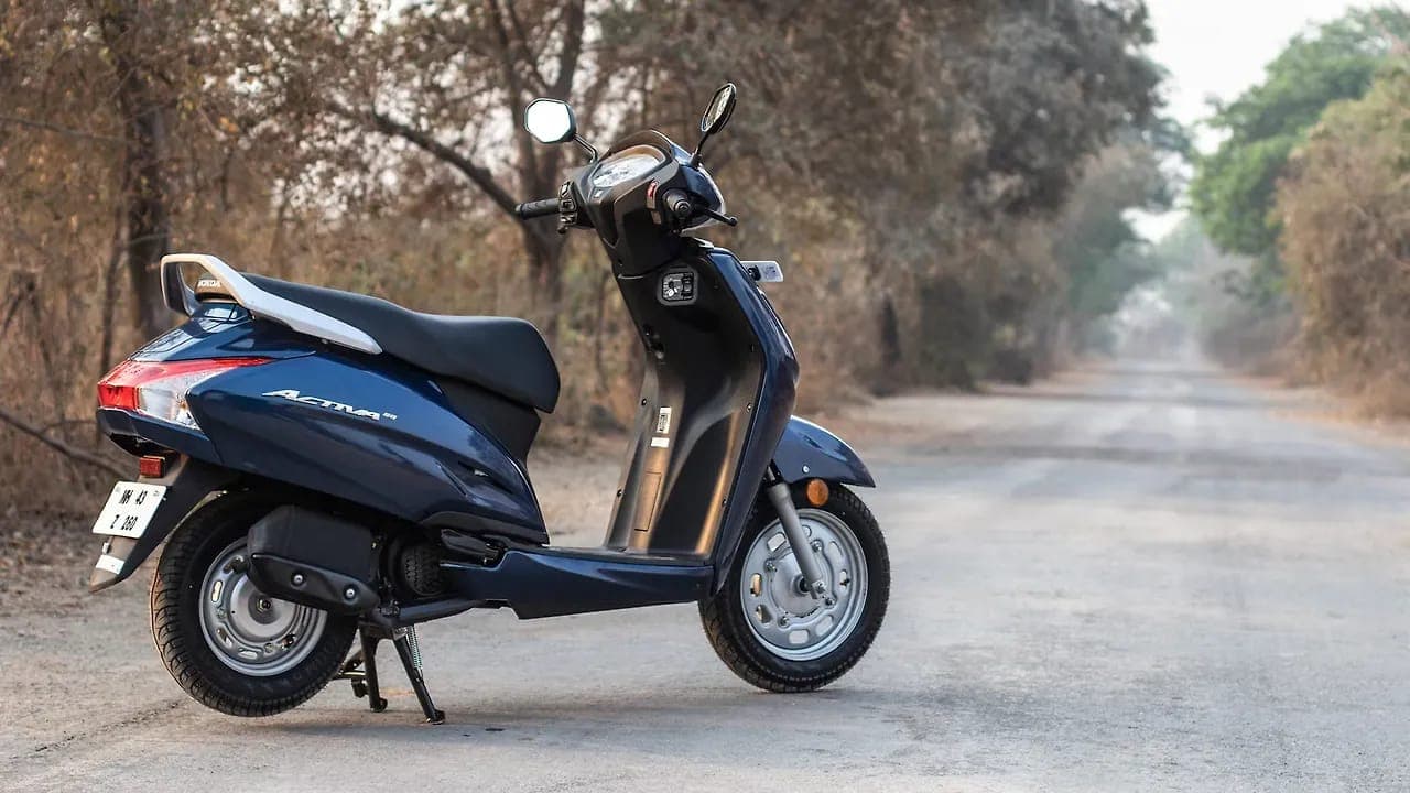 Honda Activa 6G right rear three-quarter view