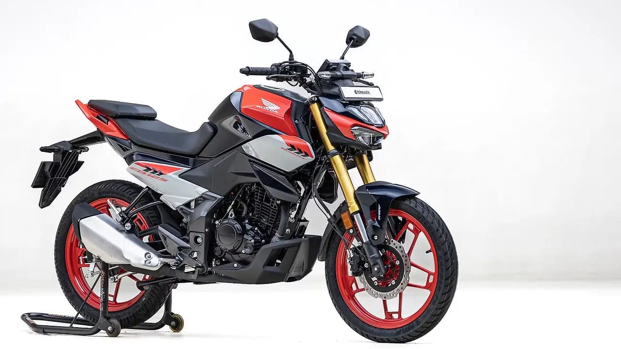Honda CB 125 Hornet right rear three-quarter view