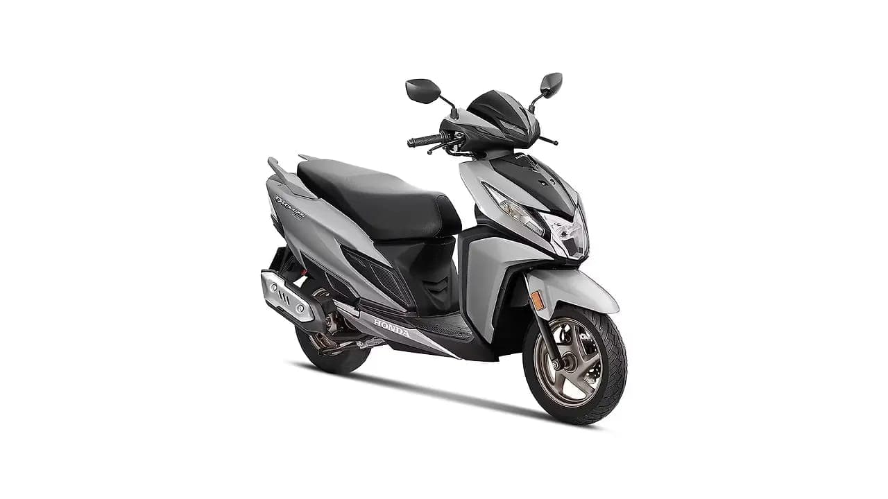 Honda Dio 125 right front three-quarter view
