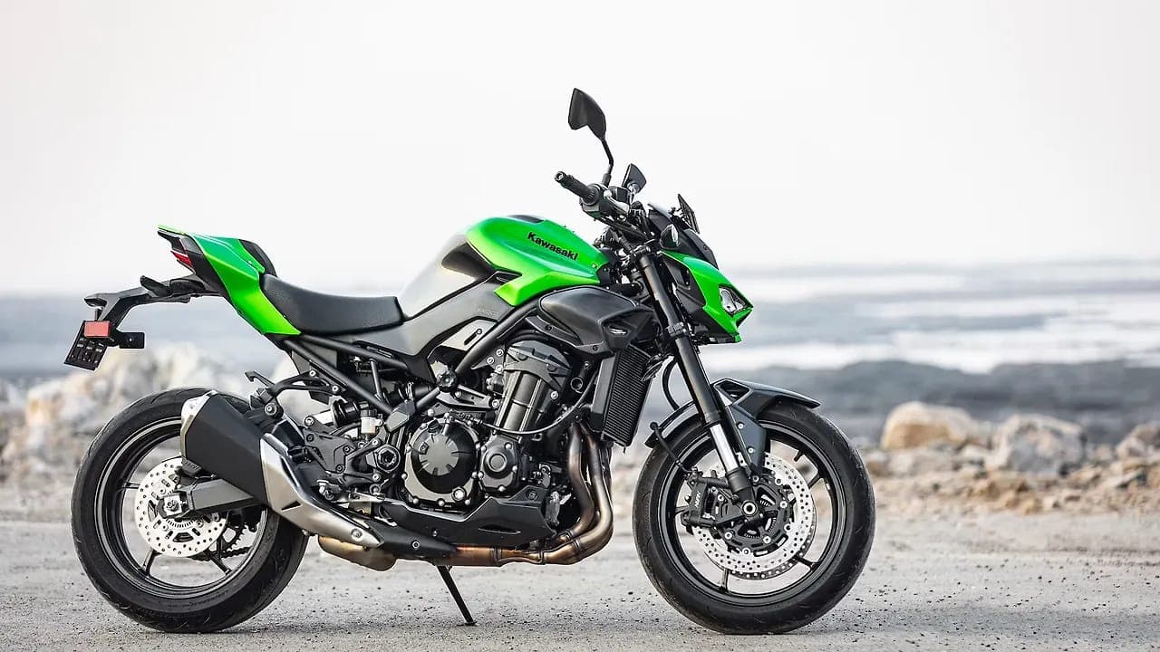 Kawasaki Z900 right side view