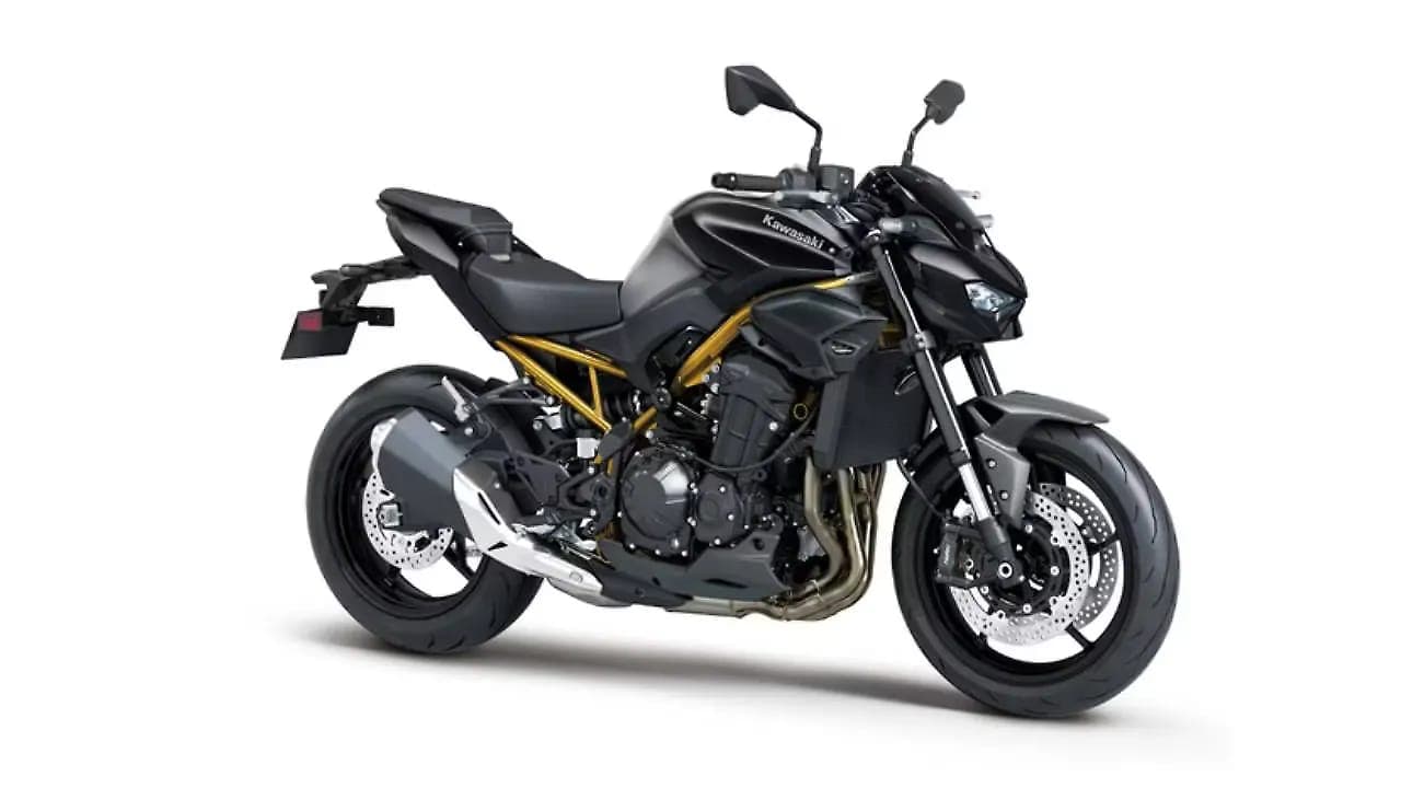 Kawasaki Z900 right front three-quarter view