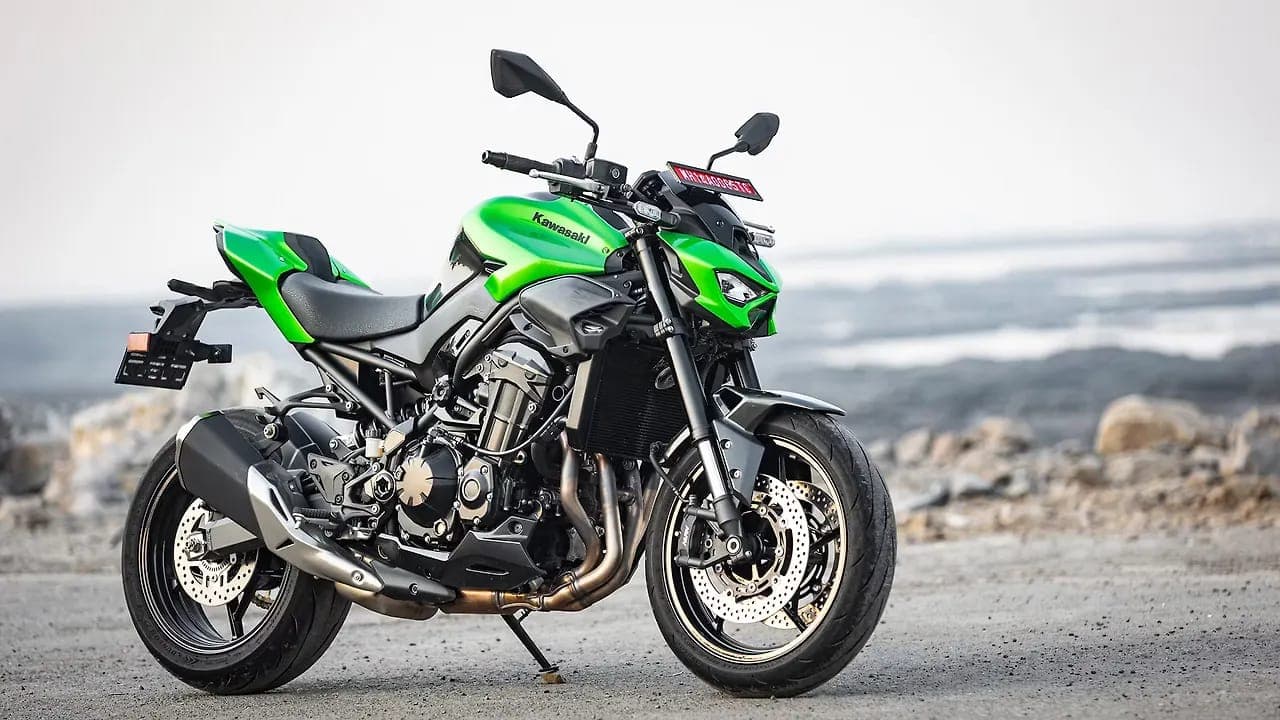Kawasaki Z900 right front three-quarter view