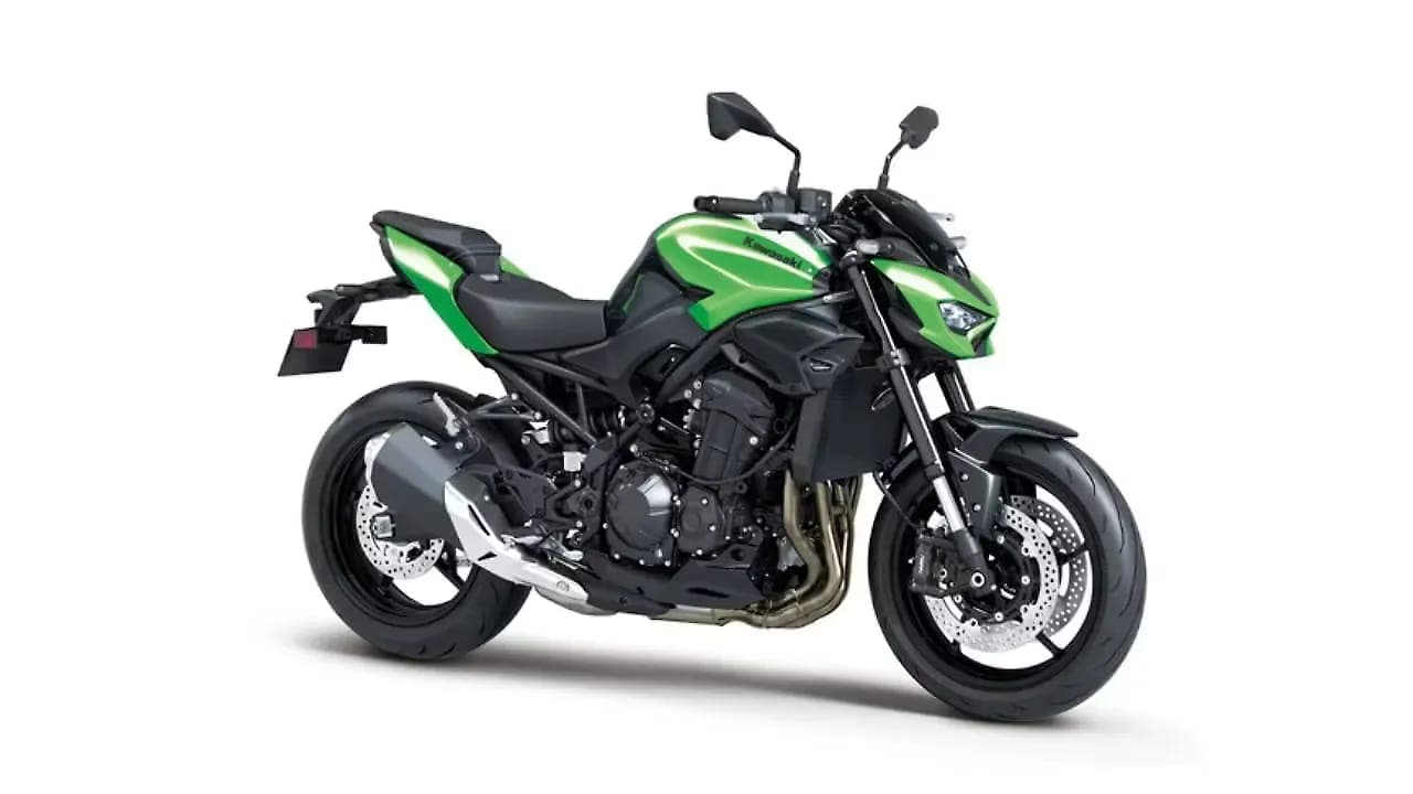 Kawasaki Z900 right front three-quarter view