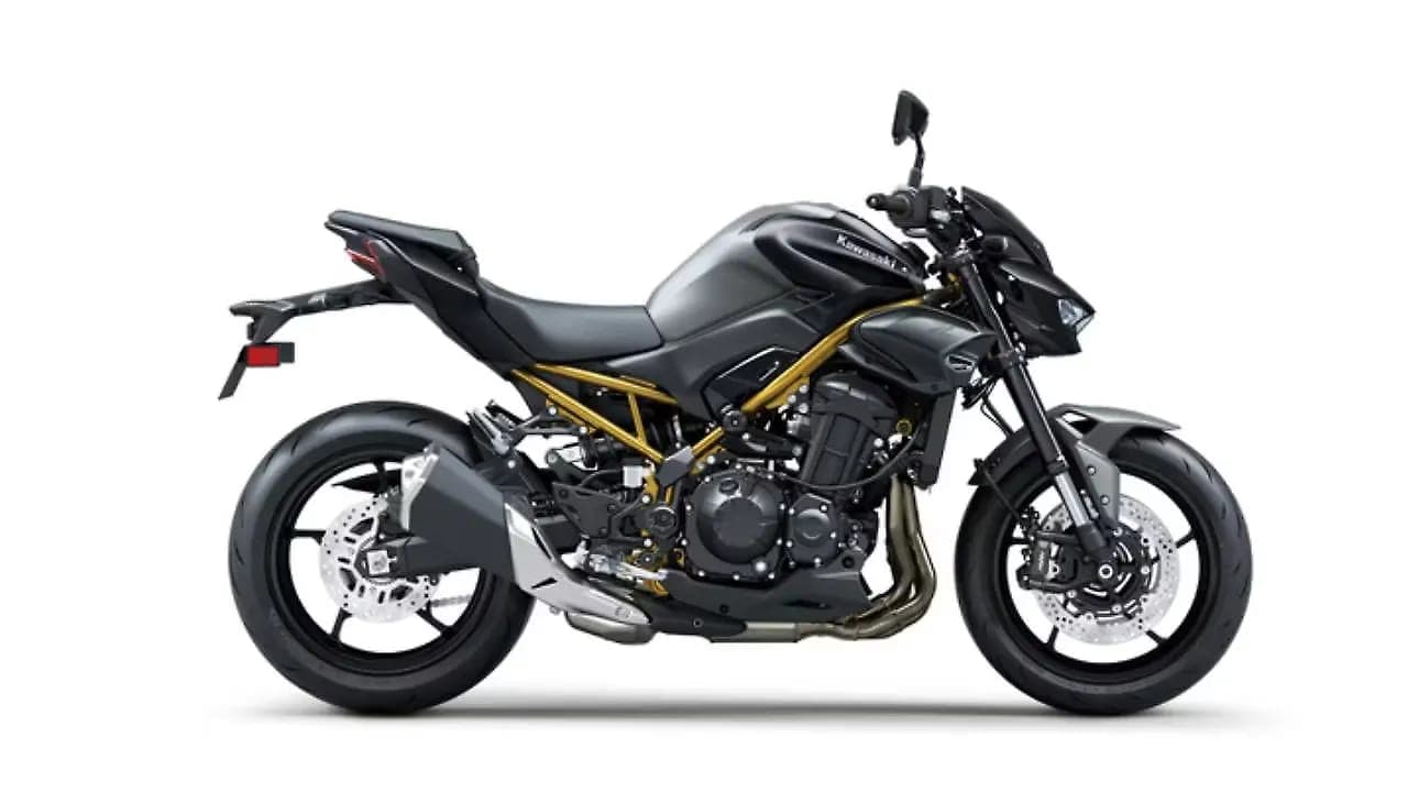 Kawasaki Z900 right side view