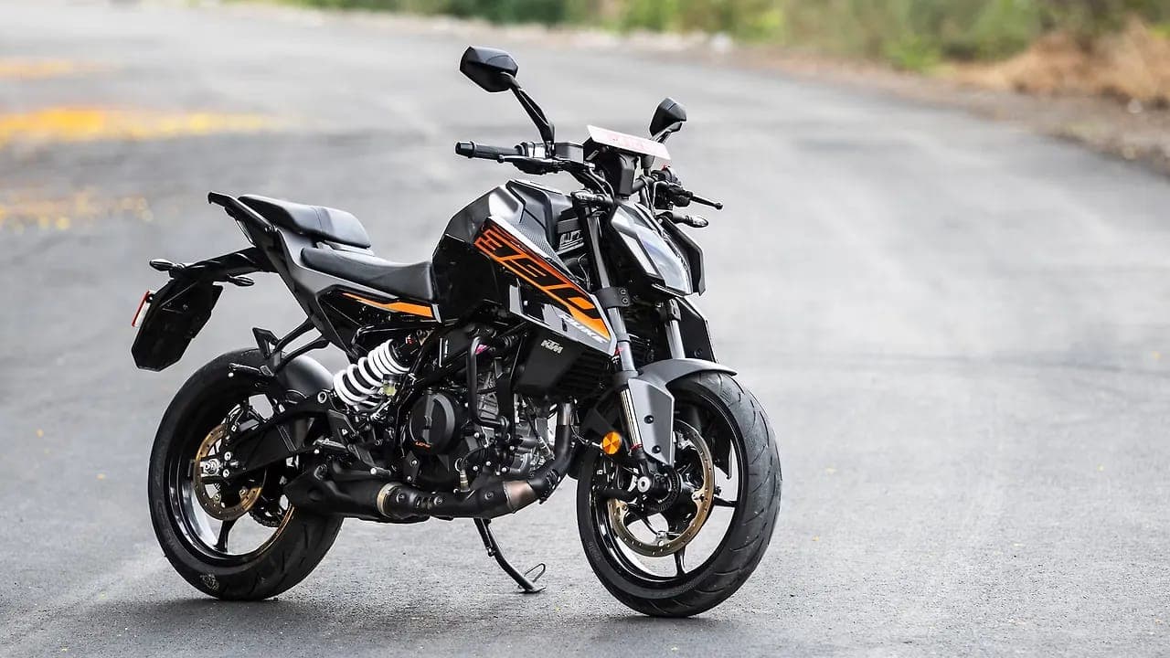 KTM 390 Duke right front three-quarter view