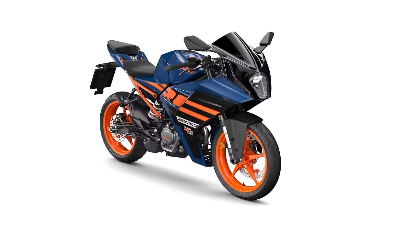 KTM RC 200 right front three-quarter view