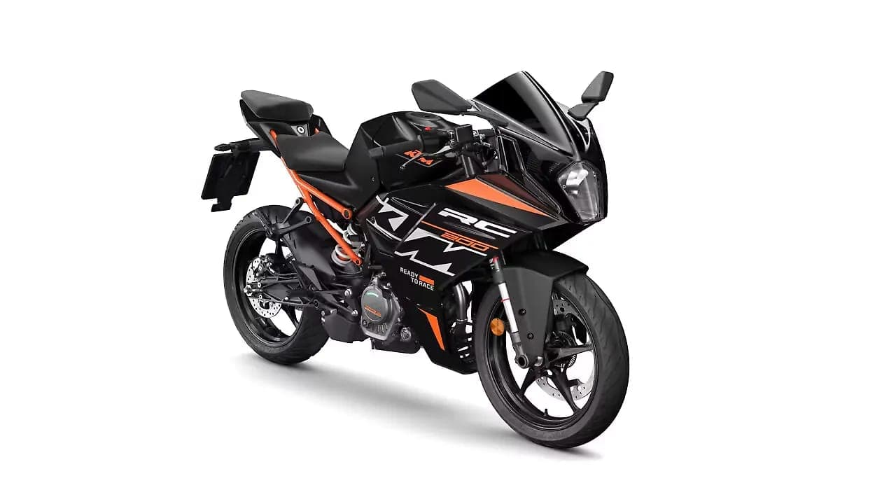 KTM RC 200 right front three-quarter view