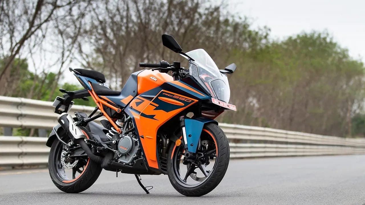 KTM RC 390 right front three-quarter view