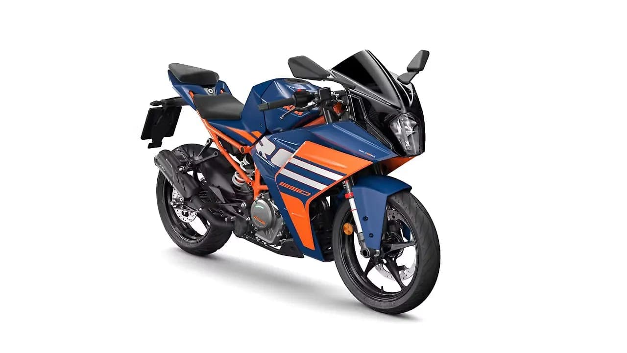 KTM RC 390 right front three-quarter view
