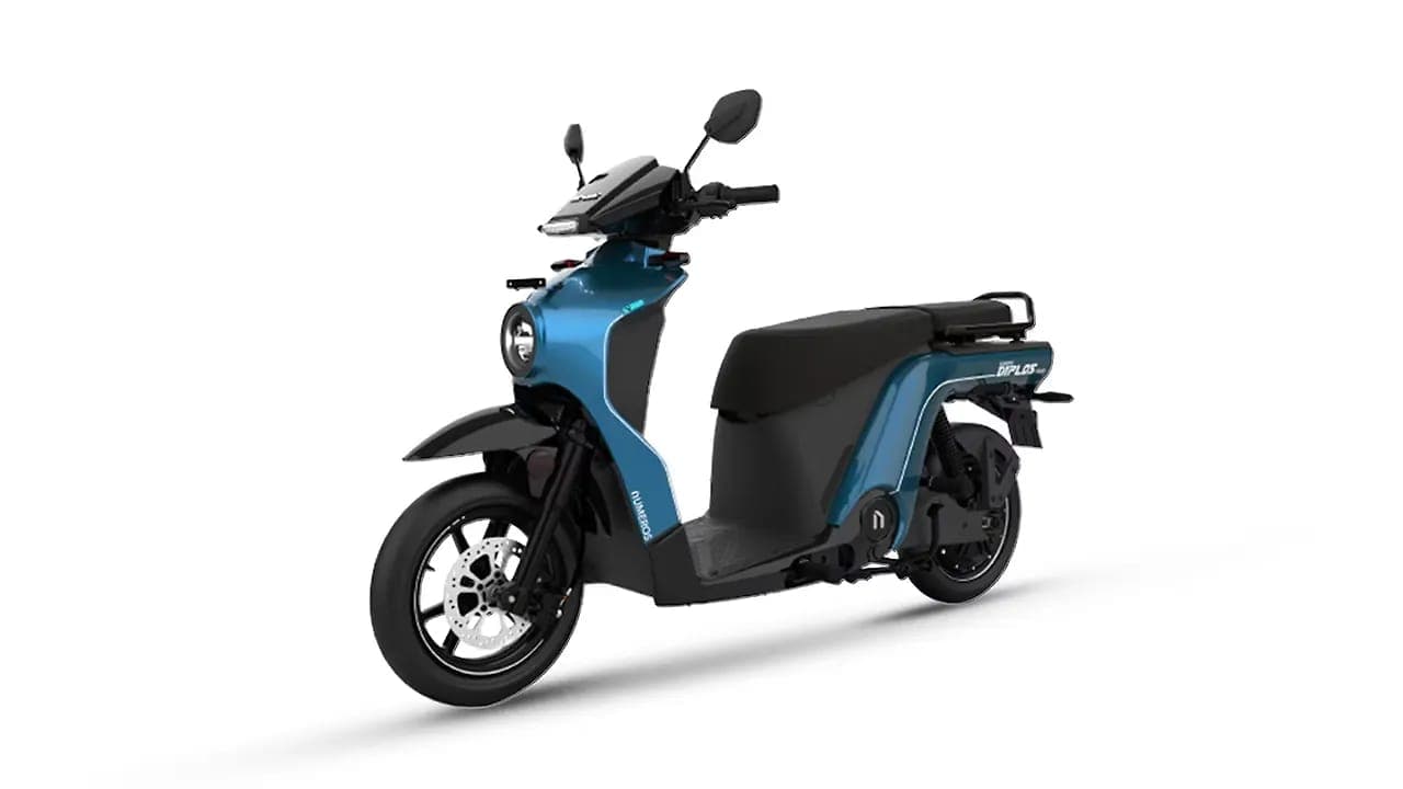 Numeros Motors Diplos right front three-quarter view
