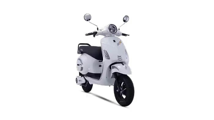 Pure EV EPluto 7G right front three-quarter view