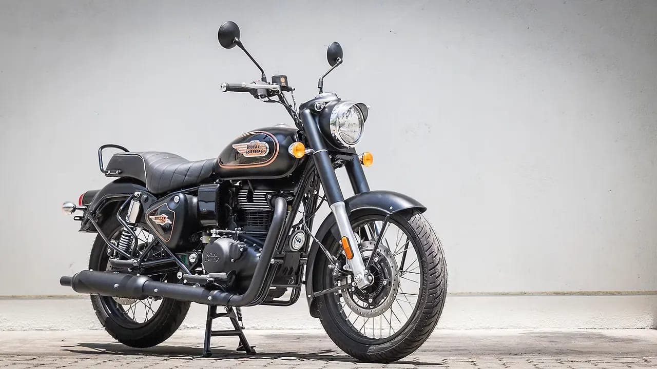 Royal Enfield Bullet 350 right front three-quarter view