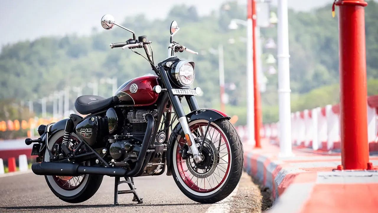 Royal Enfield Goan Classic 350 right front three-quarter view