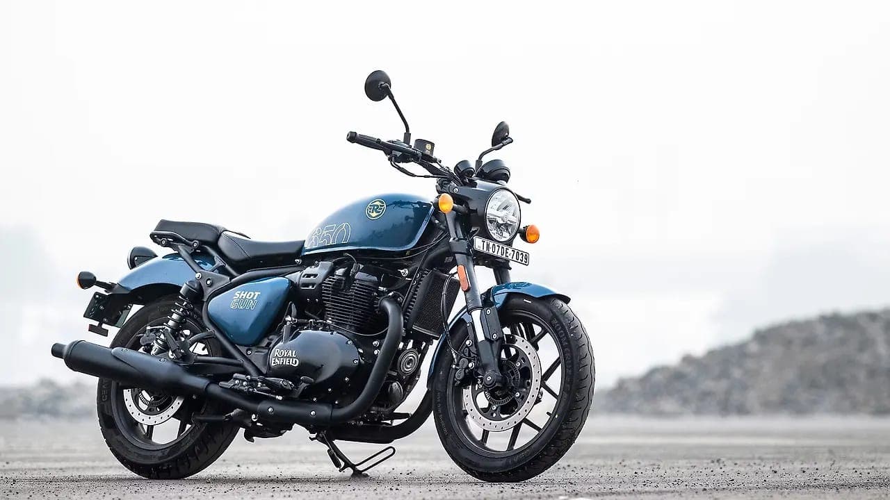 Royal Enfield Shotgun 650 right front three-quarter view