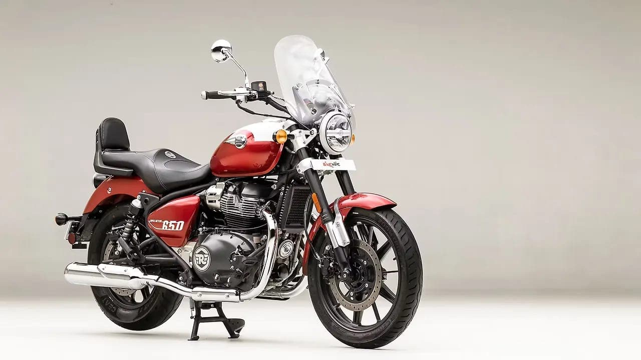 Royal Enfield Super Meteor 650 right front three-quarter view