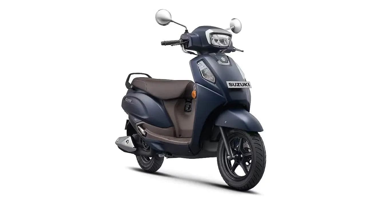 Suzuki Access 125 right front three-quarter view