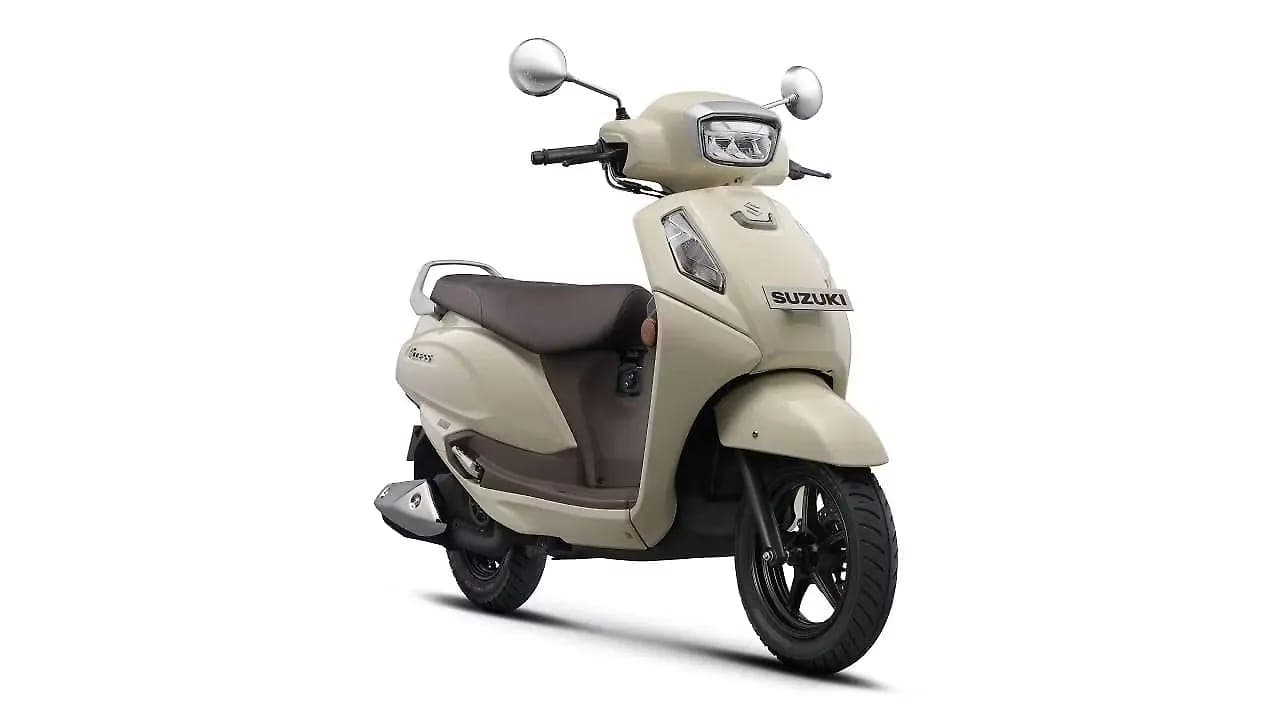 Suzuki Access 125 right front three-quarter view