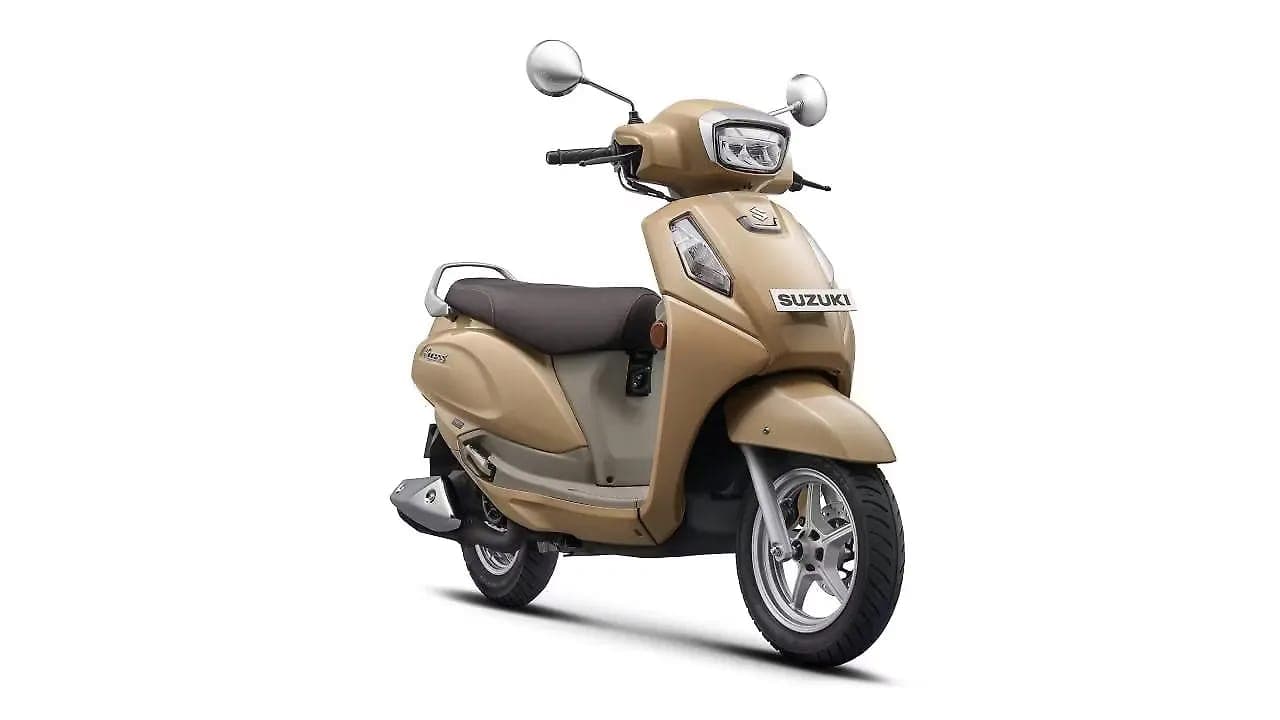 Suzuki Access 125 right front three-quarter view