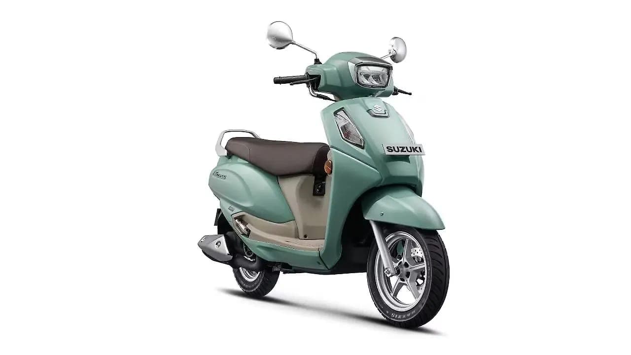 Suzuki Access 125 right front three-quarter view