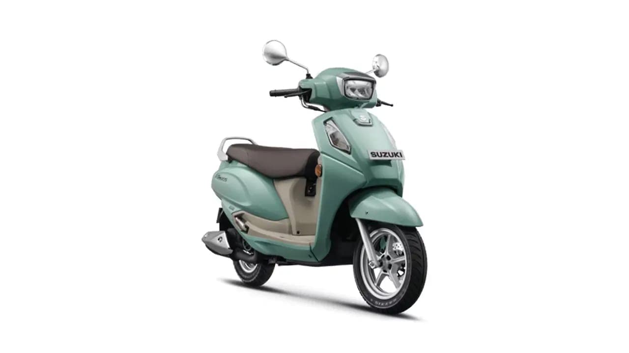 Suzuki Access 125 right front three-quarter view