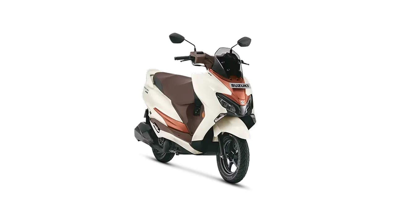 Suzuki Burgman Street 125 right front three-quarter view