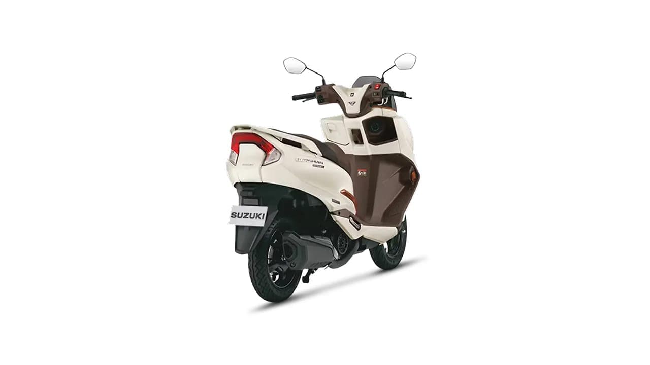 Suzuki Burgman Street 125 right rear three-quarter view