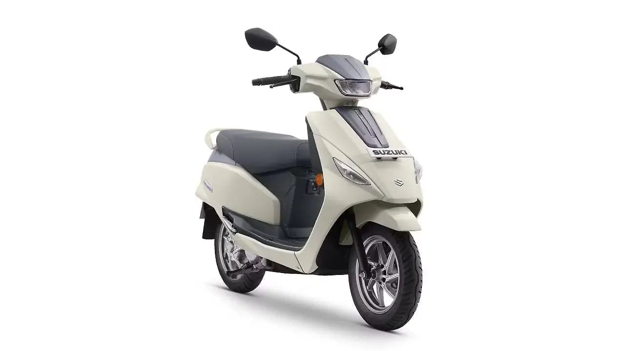 Suzuki E Access right front three-quarter view