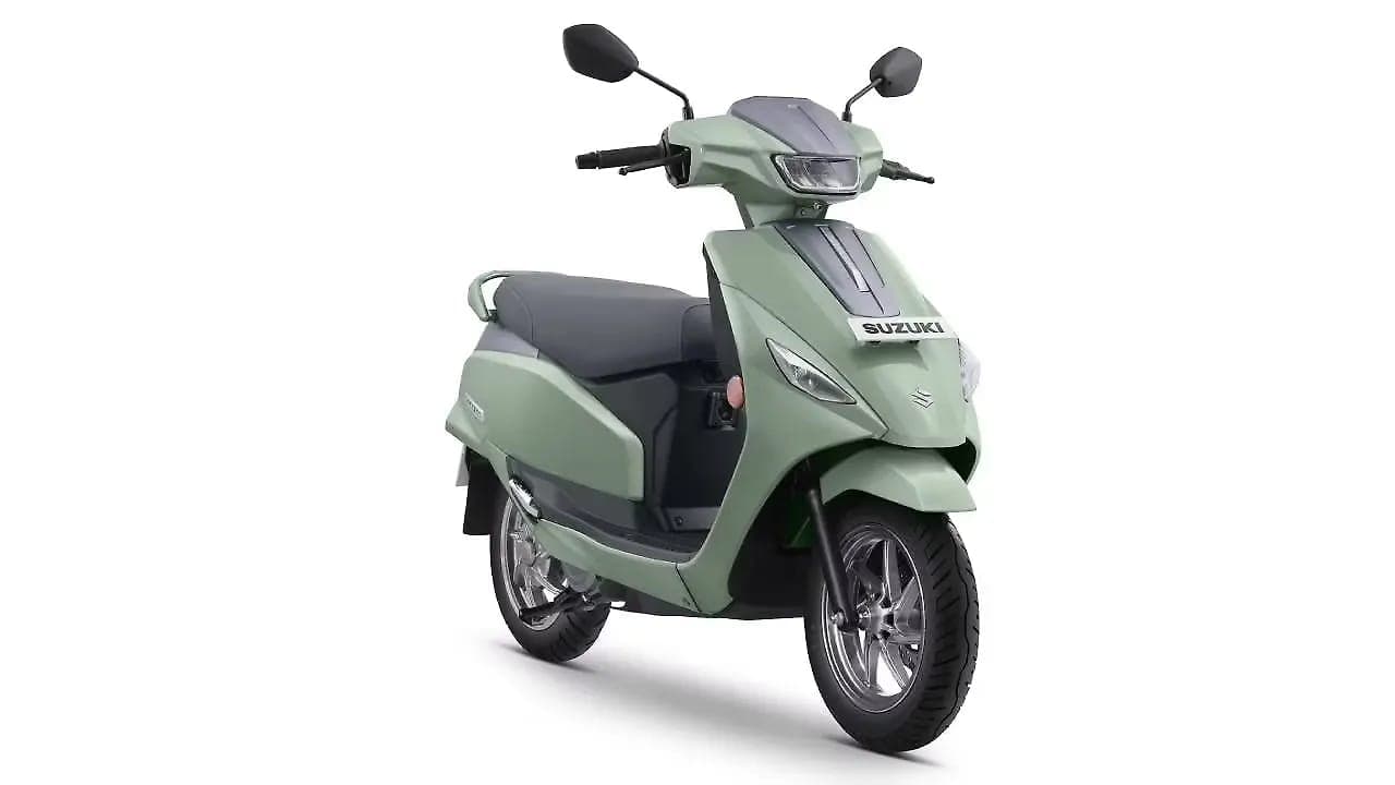 Suzuki E Access right front three-quarter view