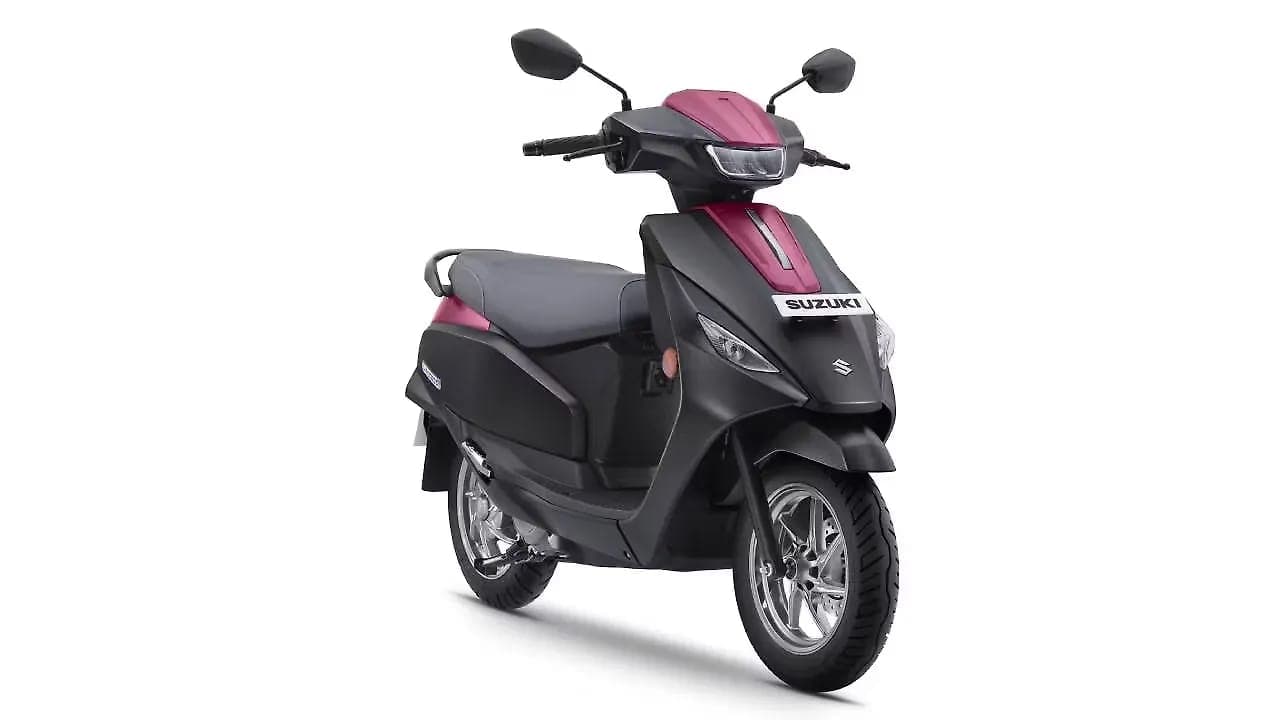 Suzuki E Access right front three-quarter view