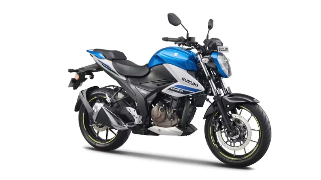 Suzuki Gixxer 250 right front three-quarter view