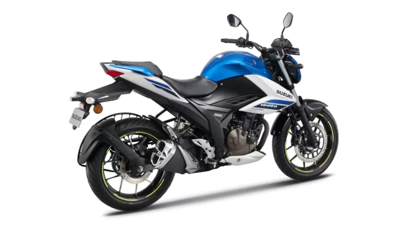Suzuki Gixxer 250 right rear three-quarter view