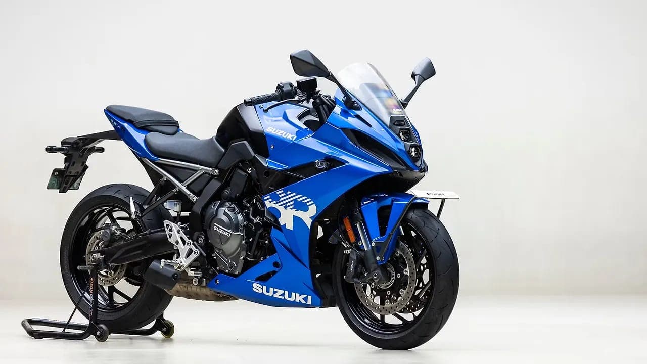 Suzuki GSX-8R gsx 8r right front three-quarter view