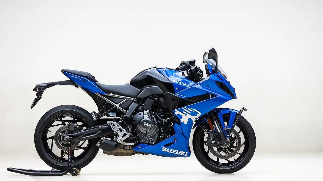Suzuki GSX-8R gsx 8r right side view