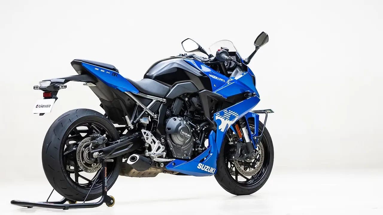 Suzuki GSX-8R gsx 8r right rear three-quarter view