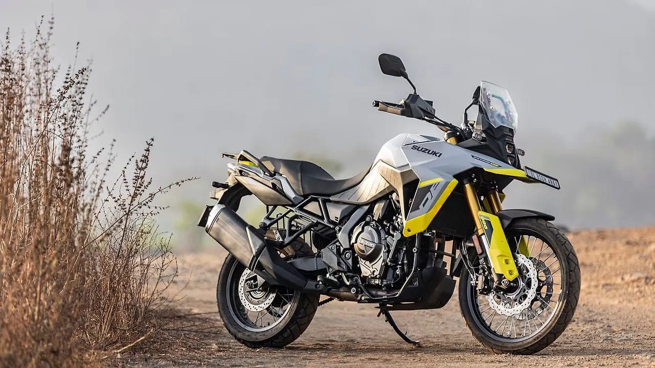 Suzuki V-Strom 800 DE v strom right front three-quarter view