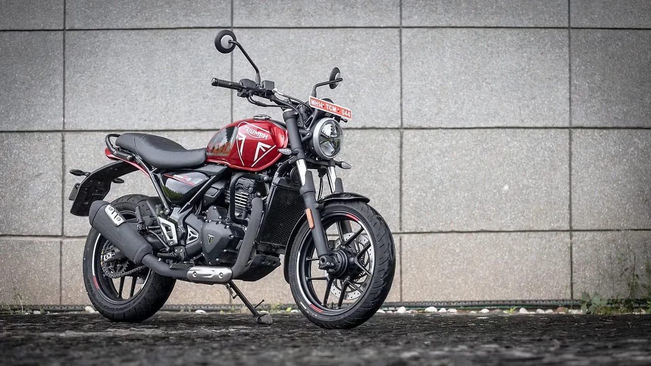 Triumph Speed T4 right front three-quarter view
