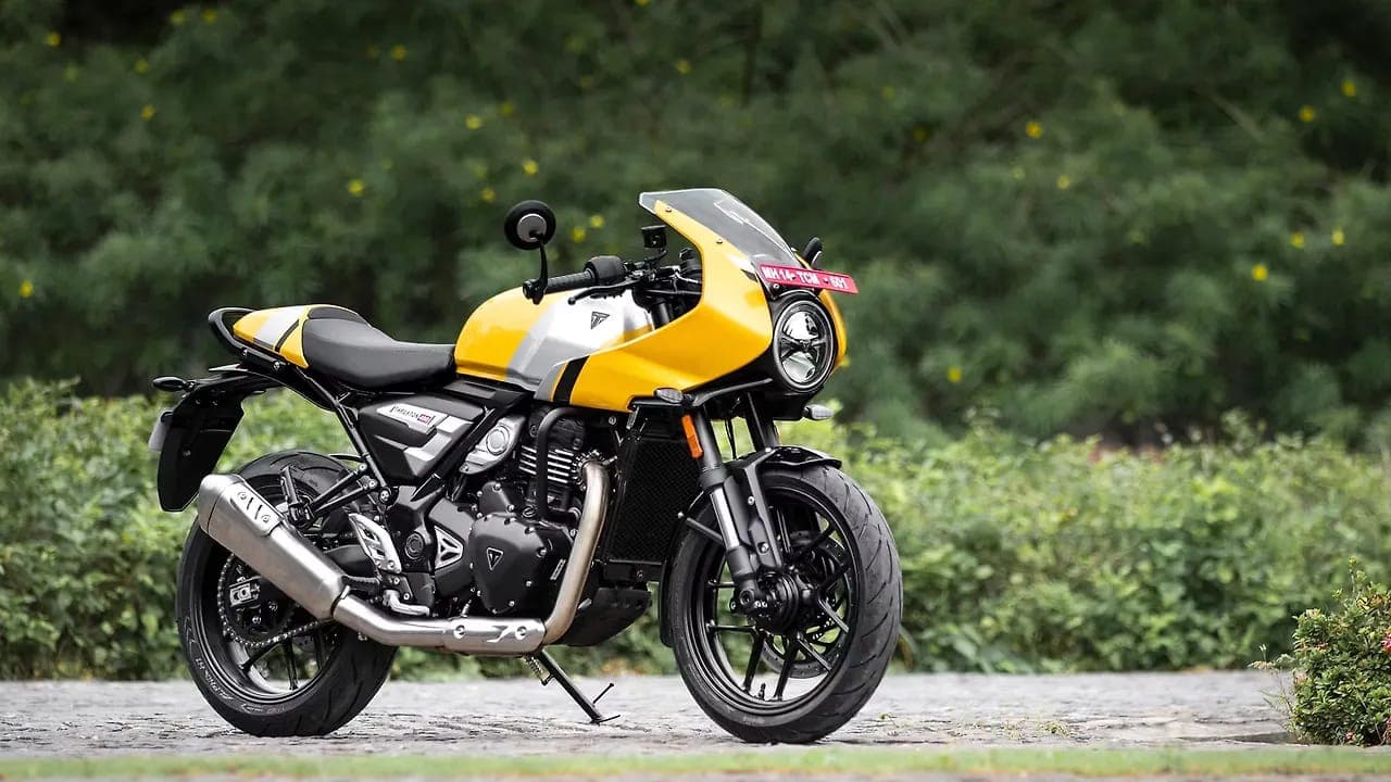 Triumph Thruxton 400 right front three-quarter view