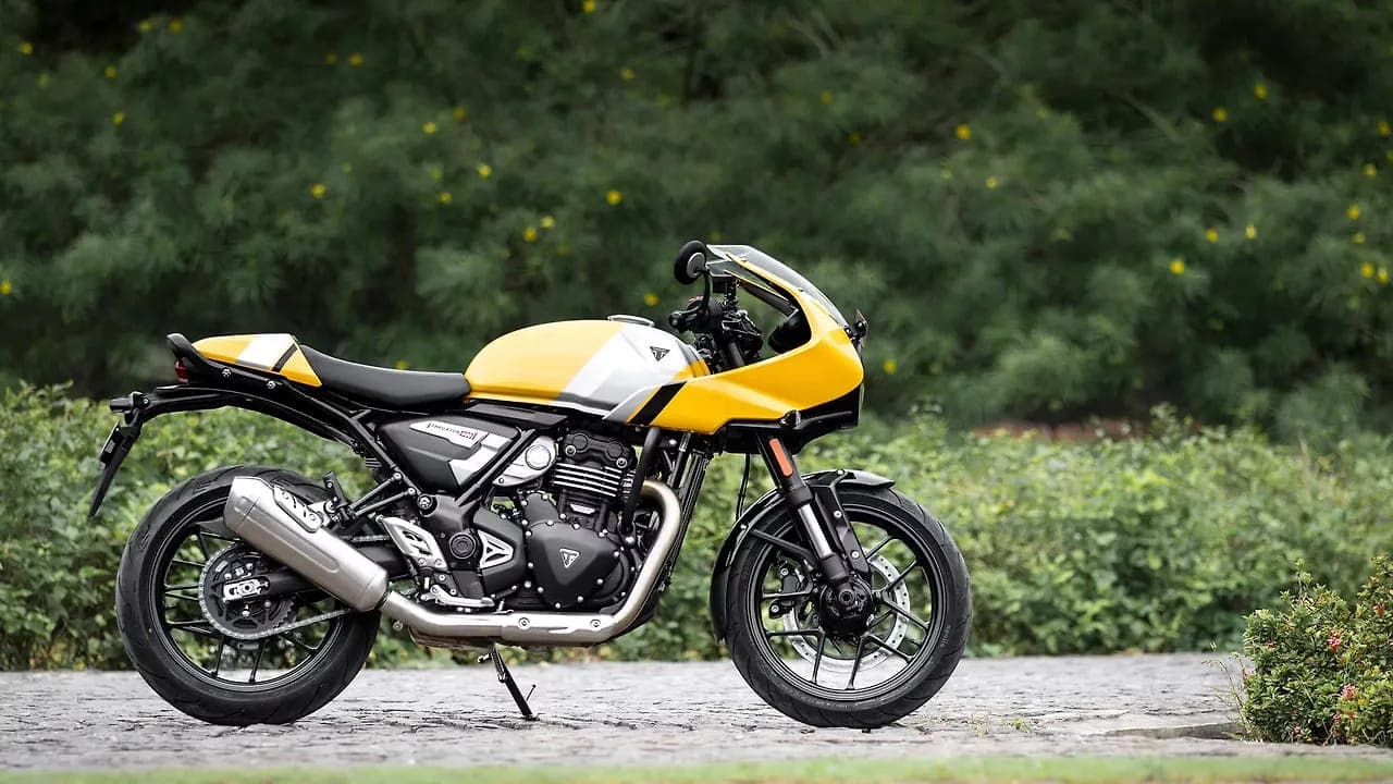 Triumph Thruxton 400 right side view