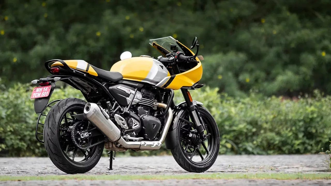 Triumph Thruxton 400 right rear three-quarter view