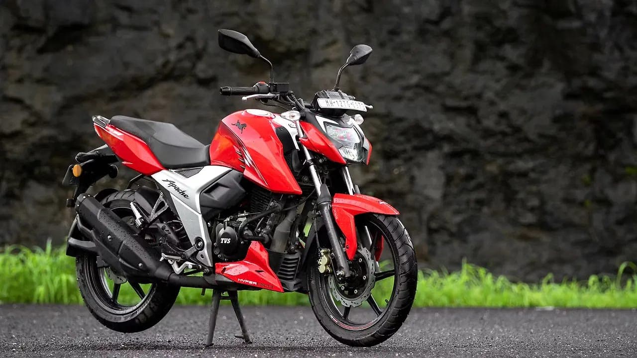 TVS Apache RTR 160 4V right front three-quarter view