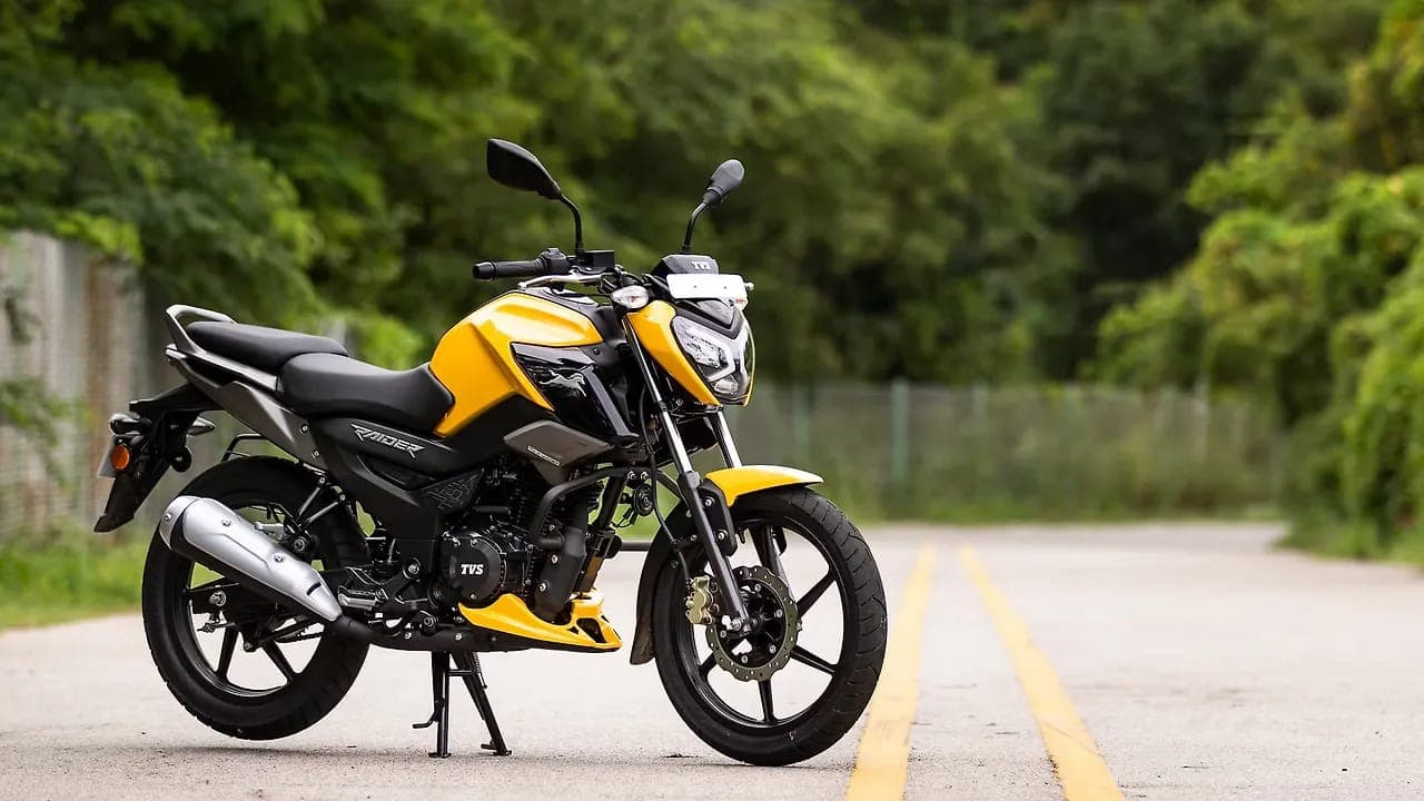 TVS Raider 125 right front three-quarter view